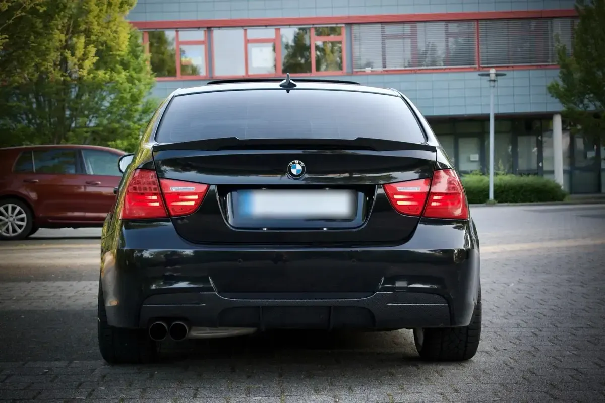 Gebraucht BMW 318 M Sport 145 PS (106 kW) 2011 Schwarz Limousine