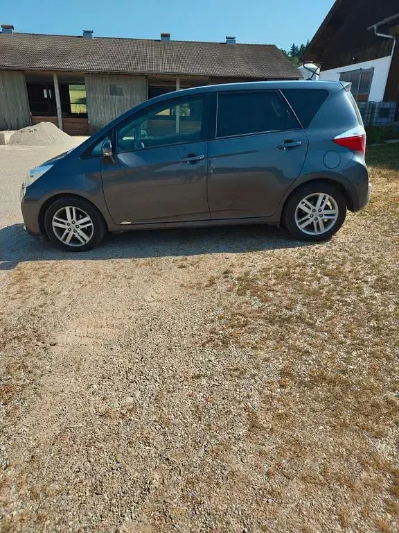 Gebraucht Toyota Verso-S Club 99 PS (72 kW) 2011 Grau Van / Kleinbus