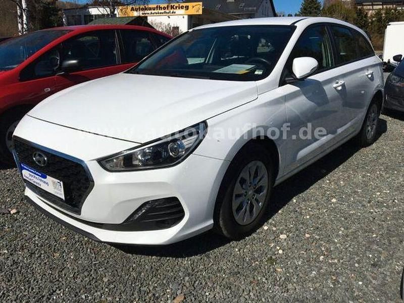 Gebraucht Hyundai i30 Select 120 PS (88 kW) 2019 Weiß Kombi