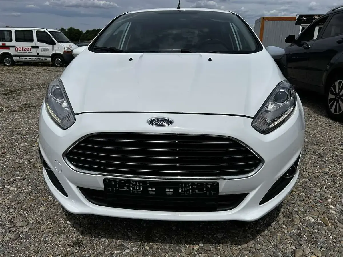Gebraucht Ford Fiesta Trend 101 PS (74 kW) 2015 Weiß Kleinwagen
