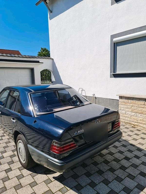 Gebraucht Mercedes E230 136 PS (100 kW) 1986 Blau Limousine