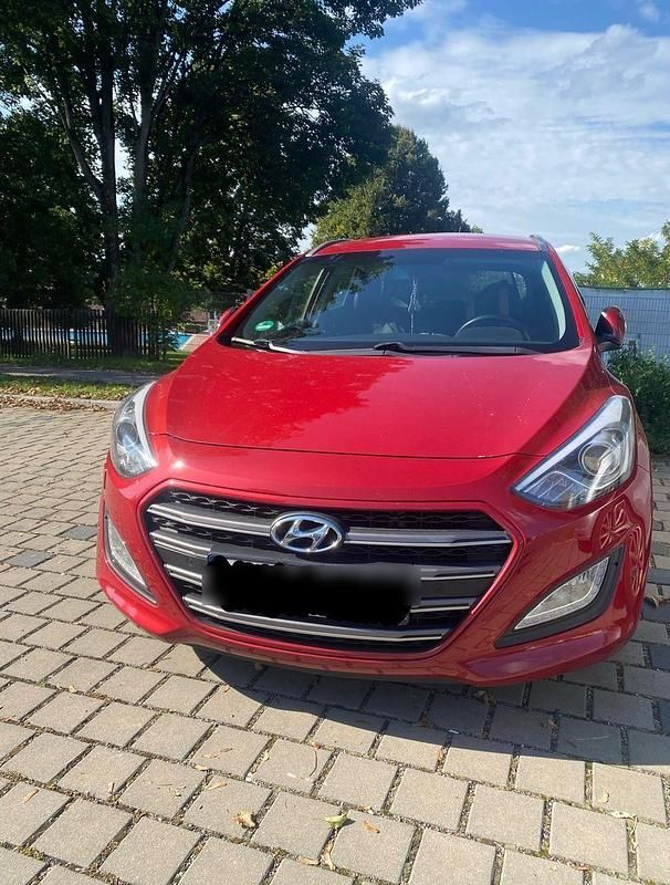 Rot Gebraucht 2017 Hyundai i30 Passion Kombi | 12.700 € (Etwas zu teuer) - Bild 1/4
