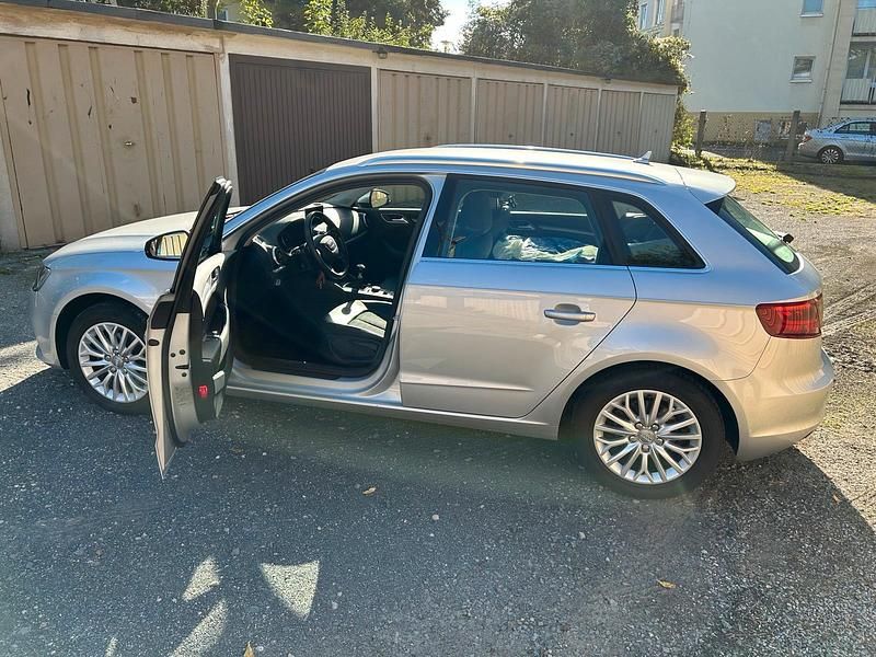 Gebraucht Audi A3 105 PS (77 kW) 2014 Silber Limousine