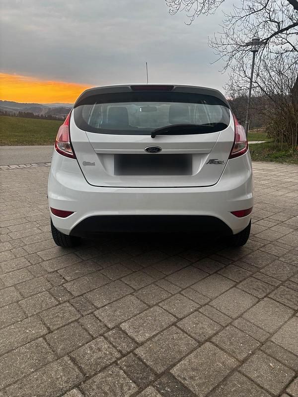 Gebraucht Ford Fiesta 80 PS (58 kW) 2015 Weiß Kleinwagen