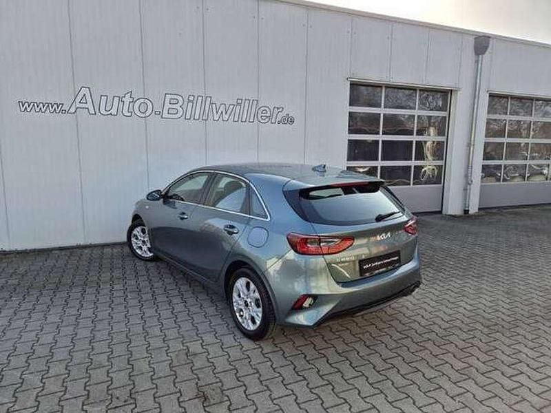 Gebraucht Kia Ceed Comfort 160 PS (117 kW) 2023 Yucca stahlgrau metallic Kleinwagen
