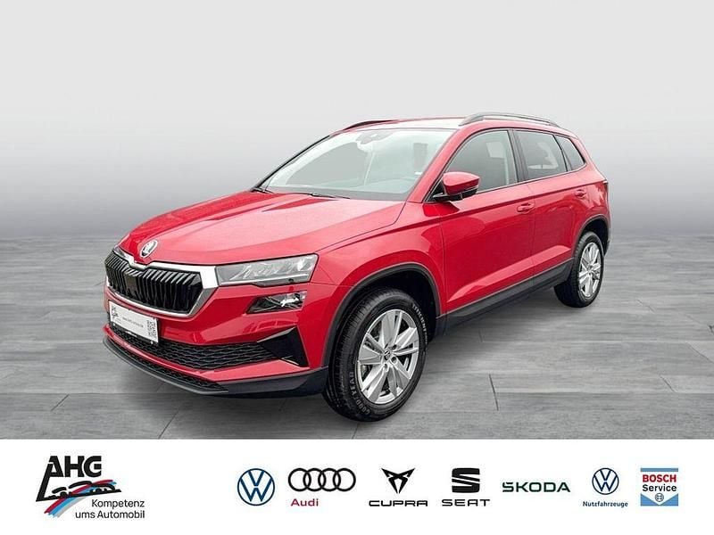 Velvetrot premium metallic Gebraucht 2024 Skoda Karoq Selection SUV | 29.942 € (Superpreis) - Bild 1/4