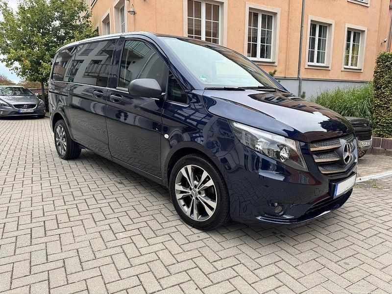 Blau Gebraucht 2019 Mercedes Vito Edition Van / Kleinbus | 32.230 € - Bild 1/4
