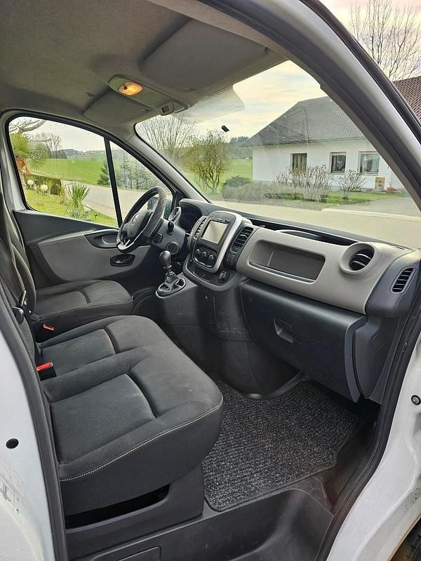 Gebraucht Renault Trafic 95 PS (69 kW) 2017 Weiß Van / Kleinbus