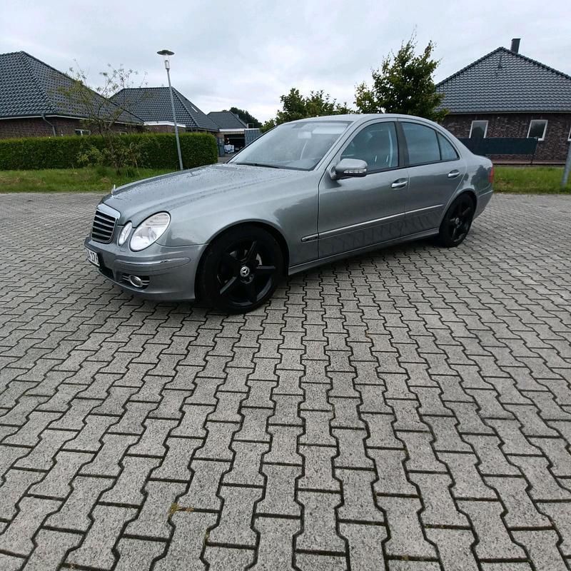 Grau Gebraucht 2008 Mercedes E320 Limousine | 10.300 € (Teuer) - Bild 1/4