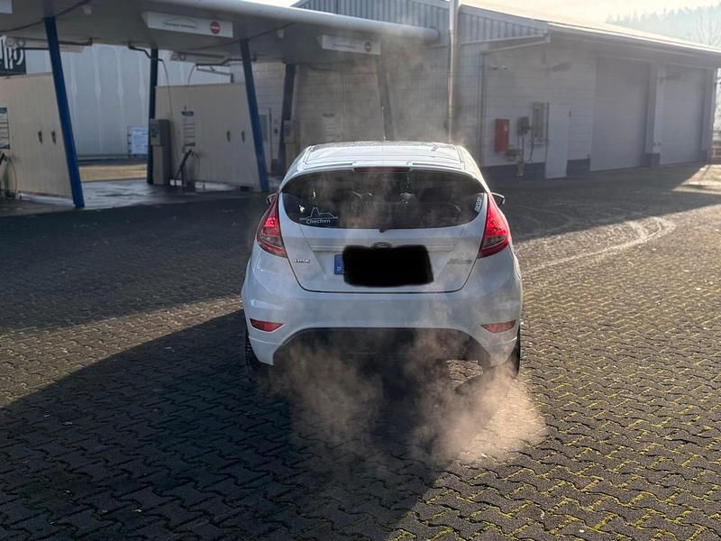 Gebraucht Ford Fiesta 70 PS (51 kW) 2010 Weiß Kleinwagen