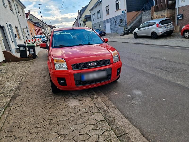 Gebraucht Ford Fusion 80 PS (58 kW) 2012 Rot Kleinwagen