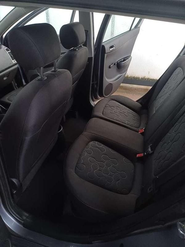 Grau Gebraucht 2010 Hyundai i20 Classic Kleinwagen | 4.000 € (Etwas zu teuer) - Bild 1/4
