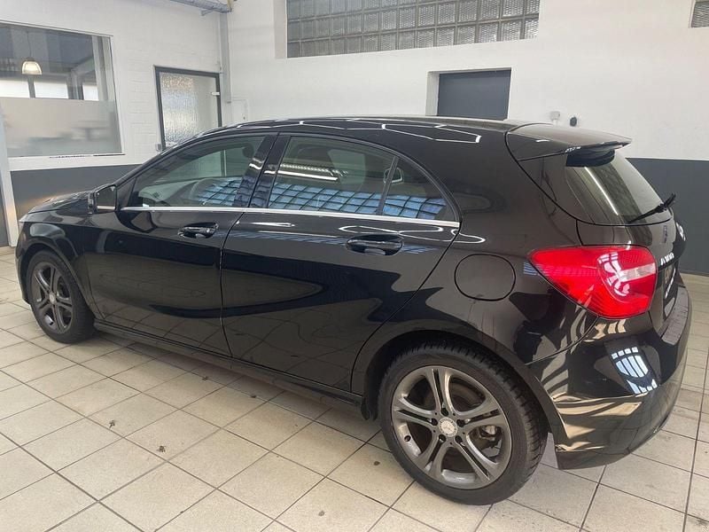 Gebraucht Mercedes A180 122 PS (89 kW) 2013 Schwarz Kleinwagen