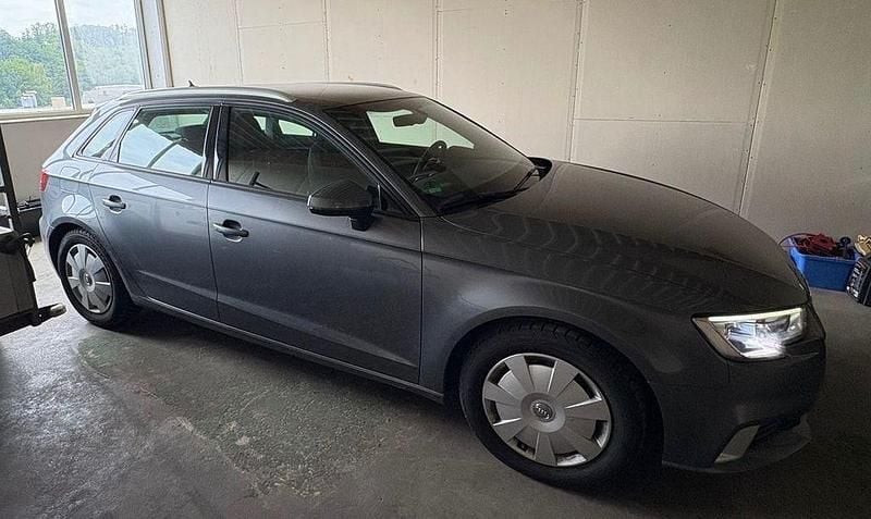 Grau Gebraucht 2019 Audi A3 Limousine | 14.500 € (Superpreis) - Bild 1/4