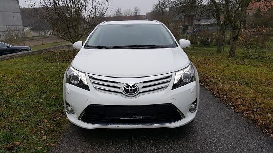 Gebraucht Toyota Avensis Premium 177 PS (130 kW) 2012 Weiß metallic Kombi
