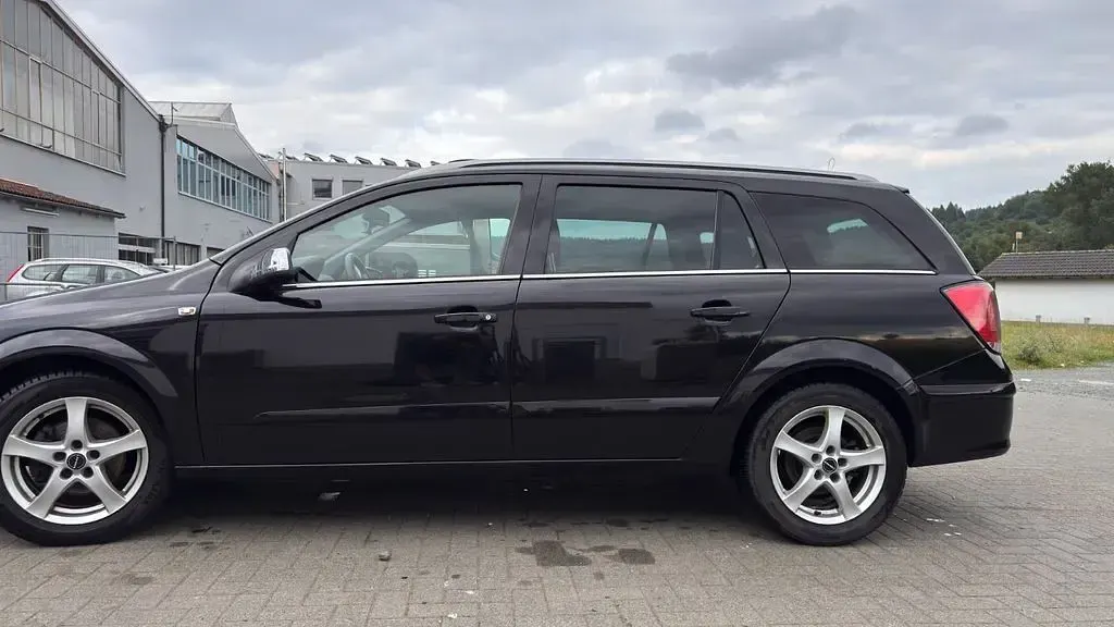 Gebraucht Opel Astra Sport 105 PS (77 kW) 2006 Schwarz Limousine