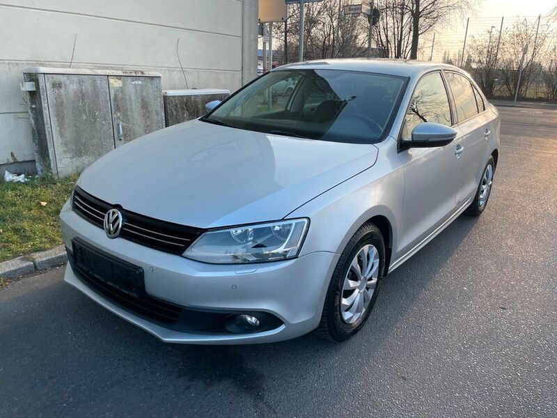 Silber Gebraucht 2012 VW Jetta Comfortline Limousine | 4.499 € (Superpreis) - Bild 1/4