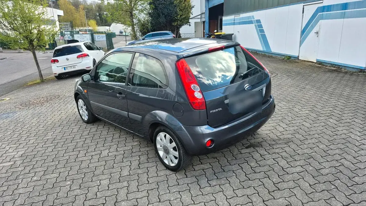 Używany Ford Fiesta 80 KM (58 kW) 2007 Szary Hatchback