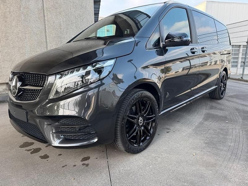 Grau Gebraucht 2023 Mercedes V300 AMG Van / Kleinbus | 69.000 € (Fairer Preis) - Bild 1/4