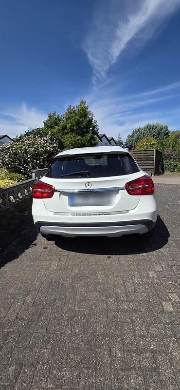 Weiß Gebraucht 2014 Mercedes GLA200 SUV | 16.000 € (Fairer Preis) - Bild 1/4