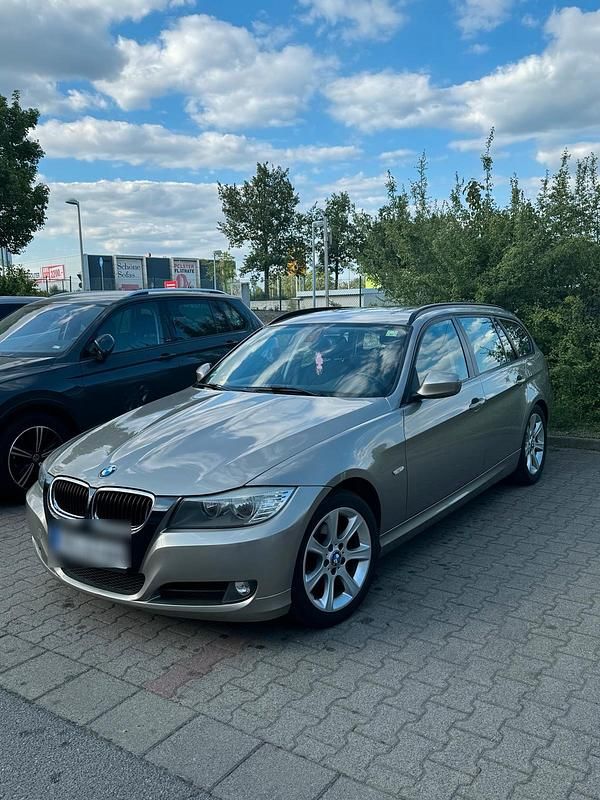 Gebraucht BMW 318 105 PS (77 kW) 2011 Grau Kombi