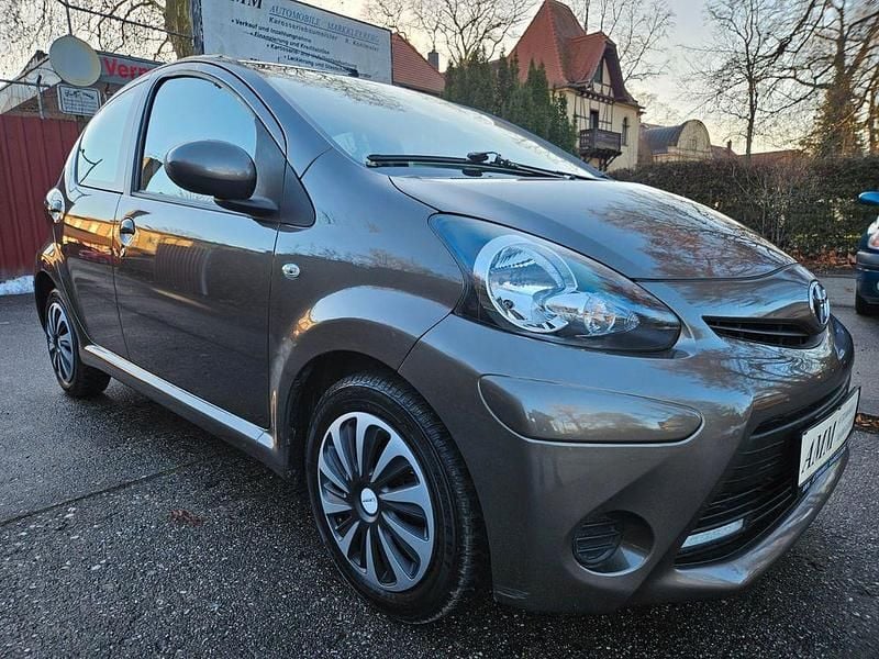 Grau Gebraucht 2014 Toyota Aygo Cool Kleinwagen | 5.890 € (Fairer Preis) - Bild 1/4