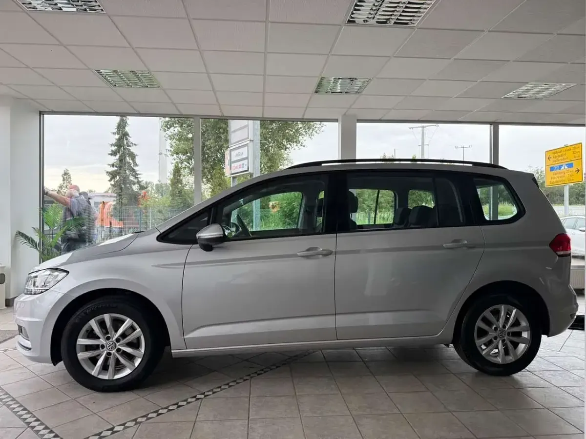 Gebraucht VW Touran Comfortline 122 PS (89 kW) 2023 Silber Van / Kleinbus