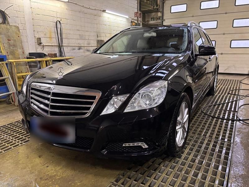 Gebraucht Mercedes E200 136 PS (100 kW) 2010 Schwarz Kombi
