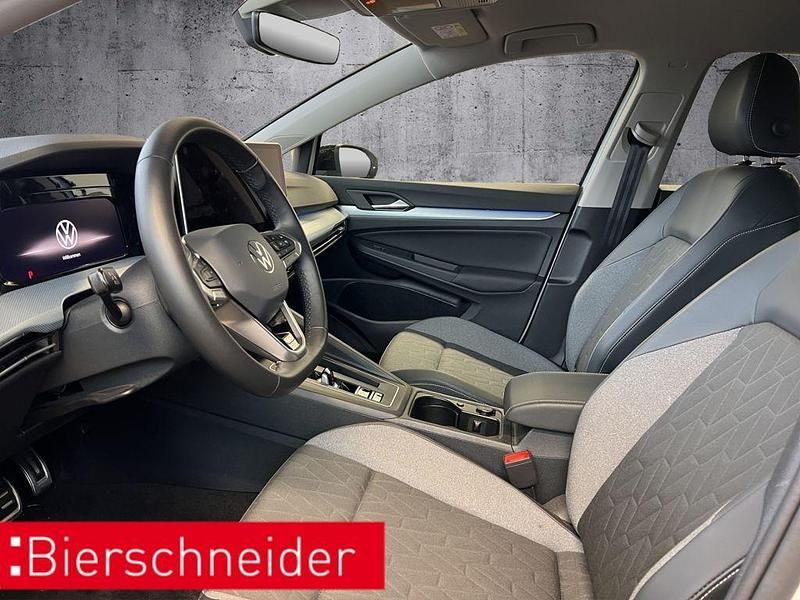 Gebraucht VW Golf VIII Pro 150 PS (110 kW) 2025 Oryxweiß perlmutteffekt Limousine