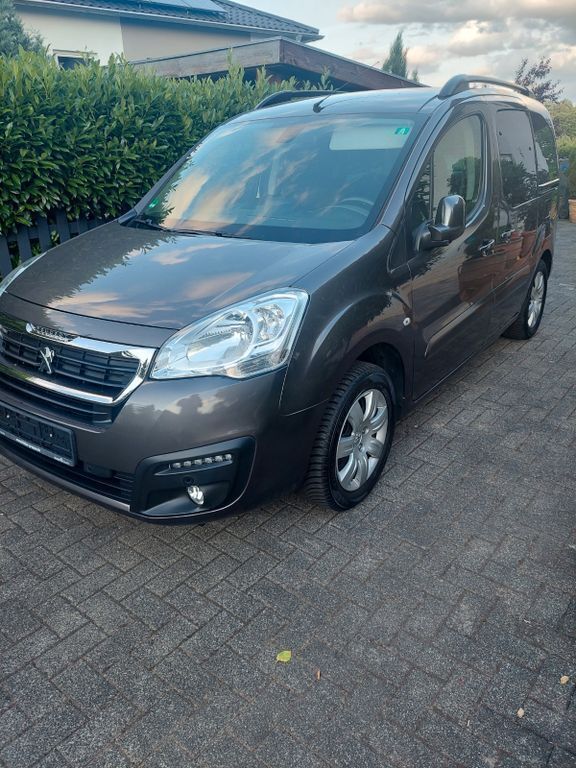 Grau Gebraucht 2017 Peugeot Partner Tepee Allure Van / Kleinbus | 8.500 € (Superpreis) - Bild 1/4