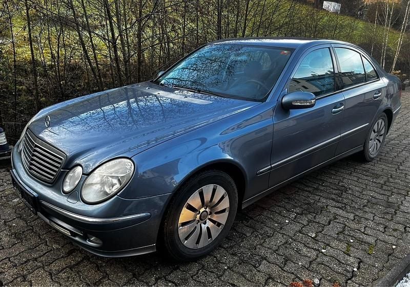 Blau Gebraucht 2003 Mercedes E220 Limousine | 2.350 € (Superpreis) - Bild 1/4