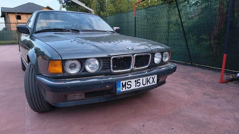 Grau Gebraucht 1988 BMW 750 Limousine | 8.600 € - Bild 1/4