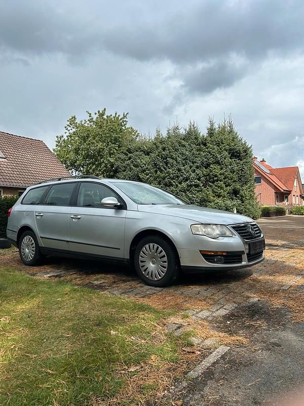 Silber Gebraucht 2005 VW Passat Kombi | 2.099 € (Teuer) - Bild 1/4