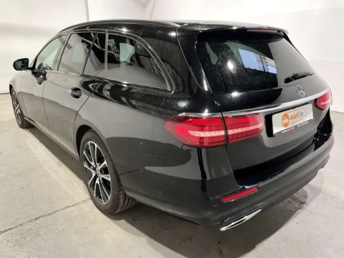 Gebraucht Mercedes E220 194 PS (142 kW) 2021 Schwarz Kombi