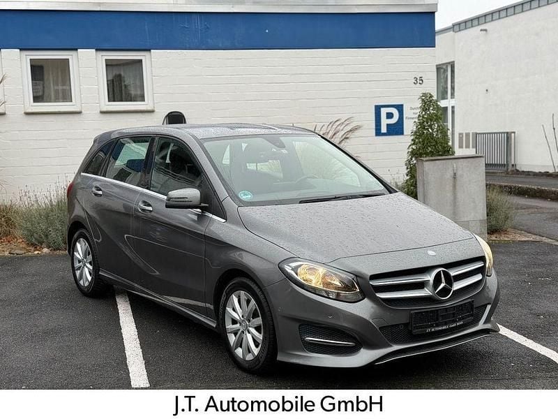 Grau Gebraucht 2016 Mercedes B180 Van / Kleinbus | 7.499 € (Guter Preis) - Bild 1/4