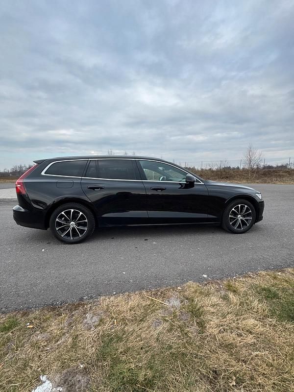 Schwarz Gebraucht 2020 Volvo V60 Momentum Kombi | 18.000 € (Superpreis) - Bild 1/4
