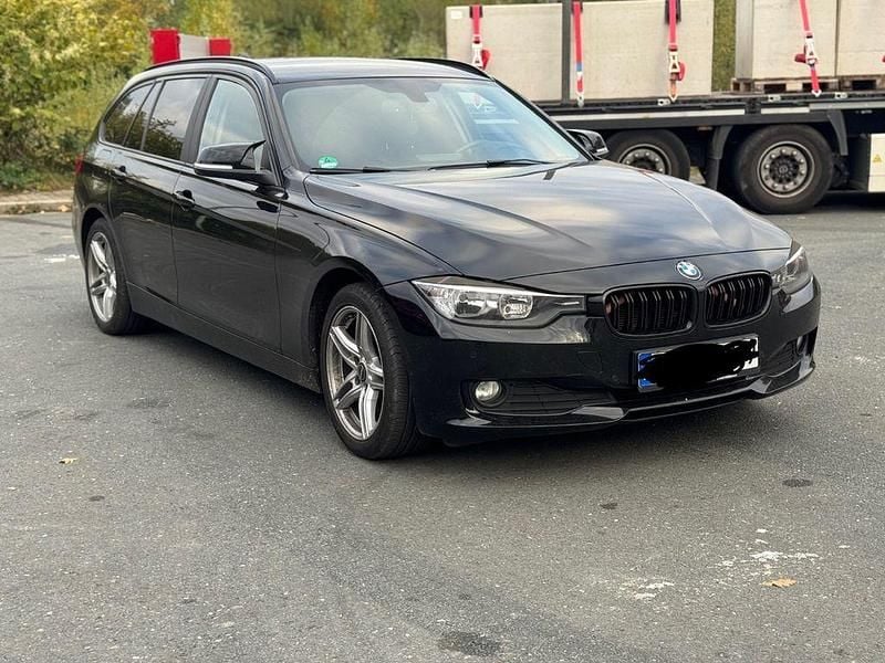 Schwarz Gebraucht 2015 BMW 318 Kombi | 9.800 € (Guter Preis) - Bild 1/4