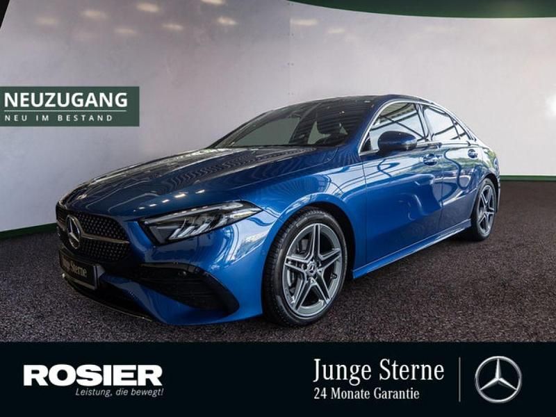 Blau / spektralblau (metallic) Gebraucht 2024 Mercedes A200 AMG Limousine | 36.821 € (Etwas zu teuer) - Bild 1/4