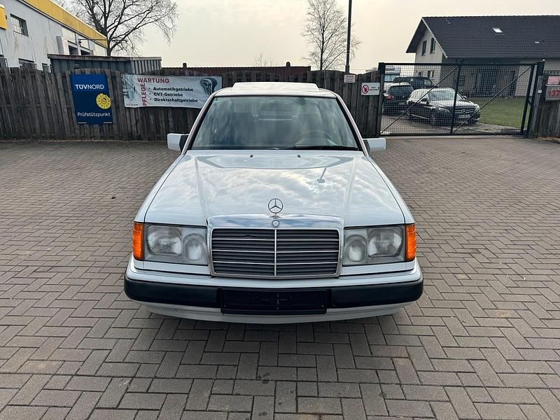 Gebraucht Mercedes E230 136 PS (100 kW) 1990 Weiß Limousine