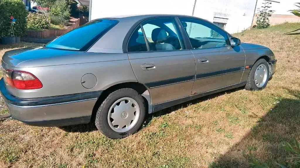 Gebraucht Opel Omega 136 PS (100 kW) 1998 Gold Limousine