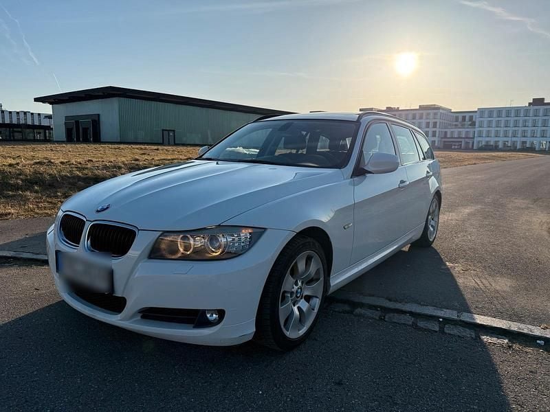 Weiß Gebraucht 2012 BMW 320 Kombi | 5.990 € (Guter Preis) - Bild 1/4