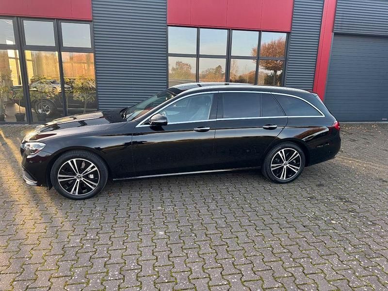 Gebraucht Mercedes E450 Avantgarde 367 PS (269 kW) 2023 Schwarz Limousine