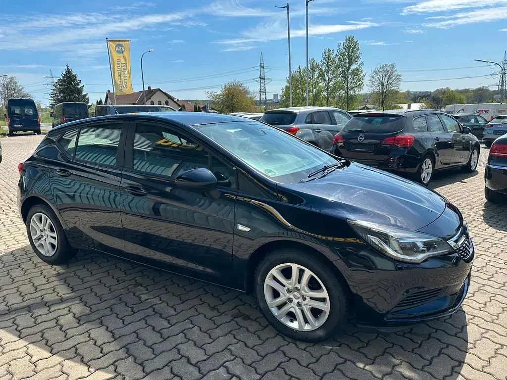 Używany Opel Astra Edition 110 KM (80 kW) 2018 Niebieski Sedan/Limuzyna