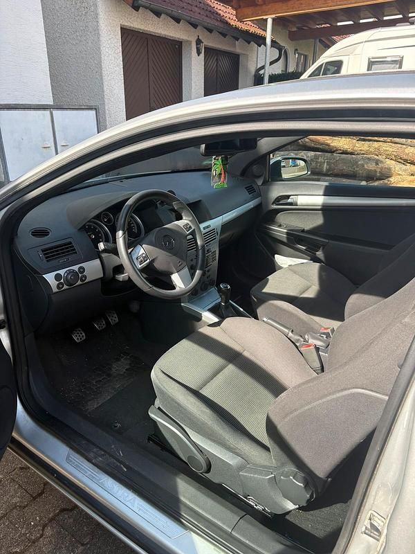 Gebraucht Opel Astra GTC 140 PS (102 kW) 2008 Silber Coupé