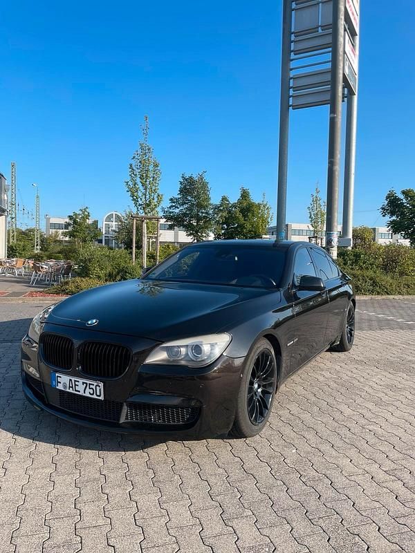 Schwarz Gebraucht 2012 BMW 750 M Sport Limousine | 11.500 € (Superpreis) - Bild 1/4
