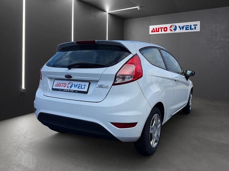 Gebraucht Ford Fiesta Trend 60 PS (44 kW) 2016 Weiß Kleinwagen