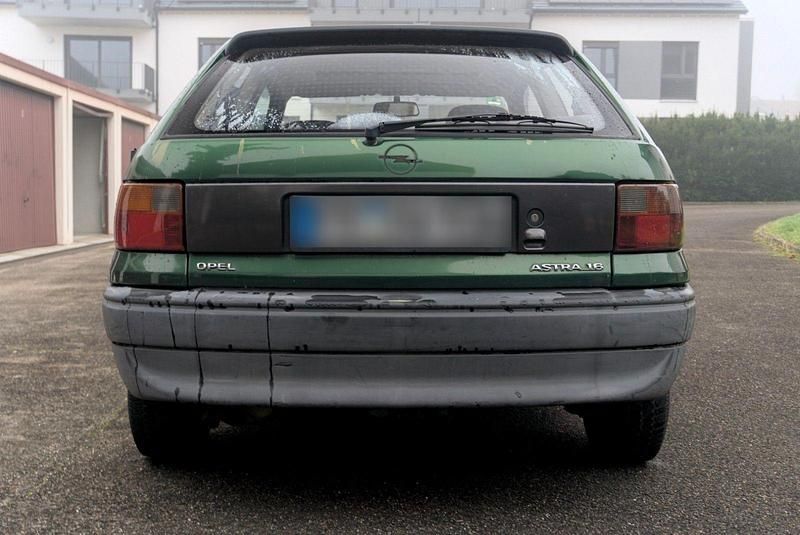 Gebraucht Opel Astra 75 PS (55 kW) 1997 Grün Limousine