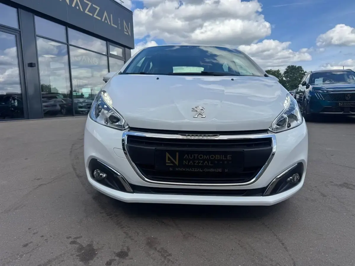 Gebraucht Peugeot 208 Style 75 PS (55 kW) 2017 Weiß Kleinwagen