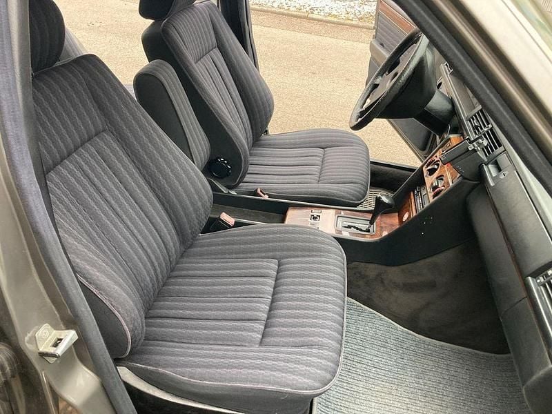 Gebraucht Mercedes 300 110 PS (80 kW) 1991 Grau Limousine