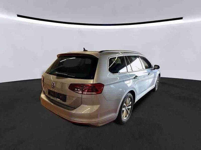 Gebraucht VW Passat 150 PS (110 kW) 2022 Silber Kombi